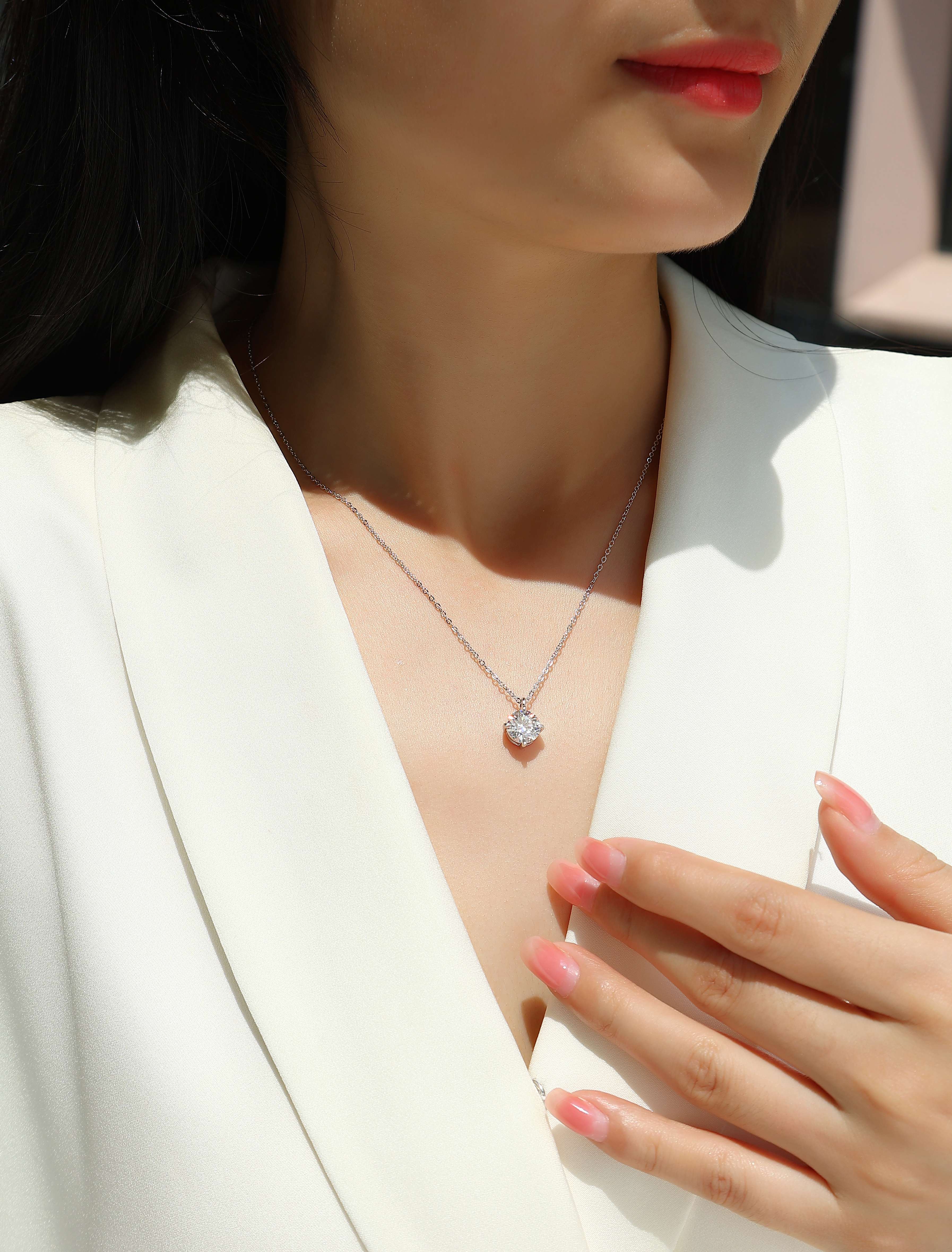 Round And Smooth - A Fashionable And Luxurious Diamond Jewelry Piece Set With 2-carat Moissan Diamonds, S925 Sterling Silver And Platinum-plated Pendant