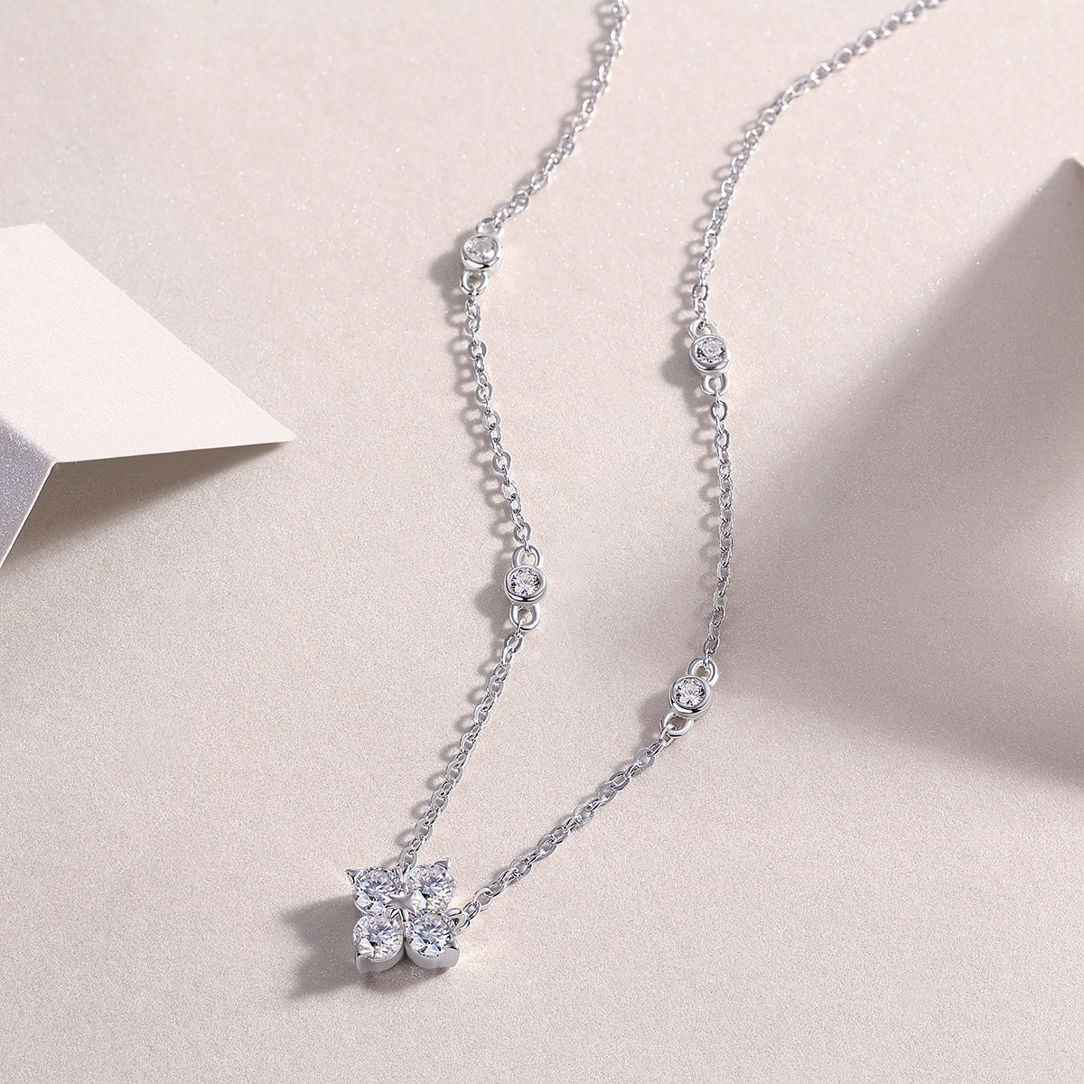 Sweetheart Halo - A Fashionable And Luxurious Diamond Jewelry Pendant Set With 2-carat Moissanite S925 Sterling Silver And Platinum Plating