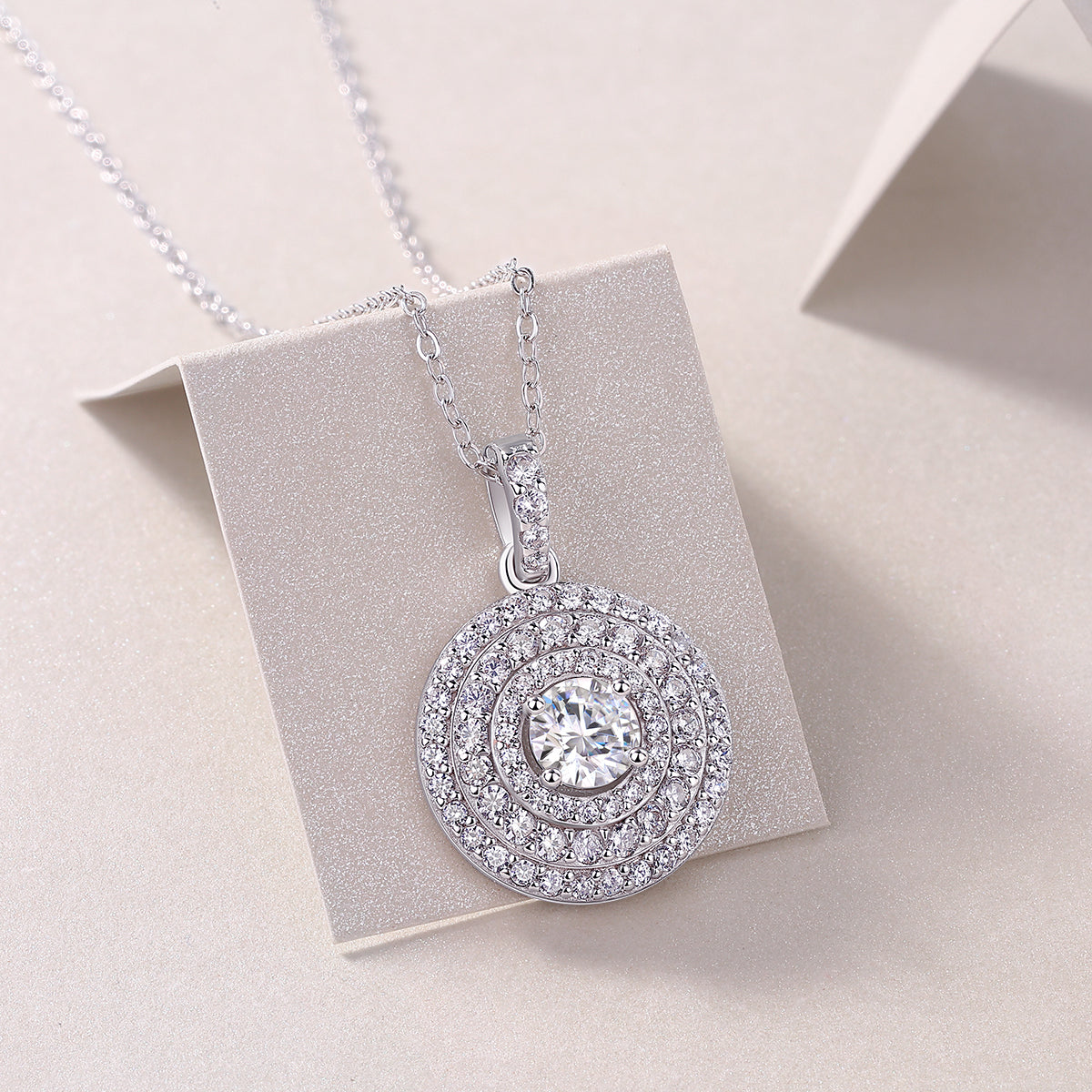 White Dune - A Fashionable And Luxurious Diamond Jewelry Pendant Set With Moissanite S925 Sterling Silver And Platinum Plating